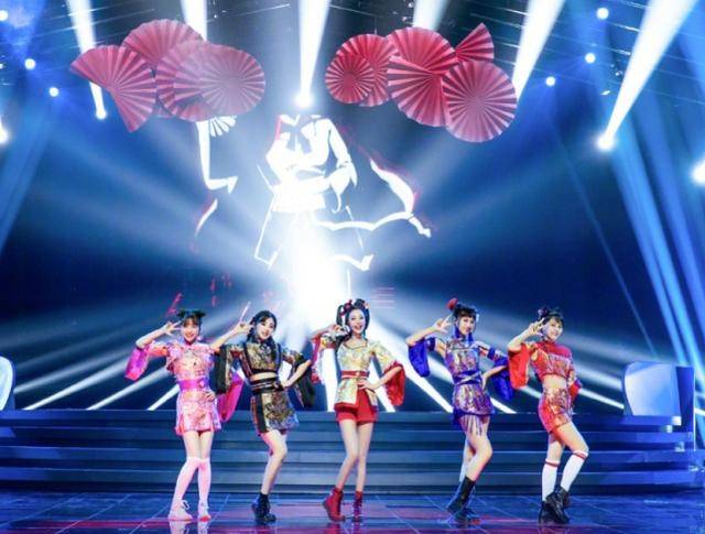 《乘风破浪的姐姐》三公造型:宁静踢腿胜过王霏霏,万茜真放得开