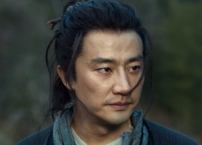 37岁黄轩逛街被拍，与女友十指紧扣画面温馨，相恋多年感情甜蜜