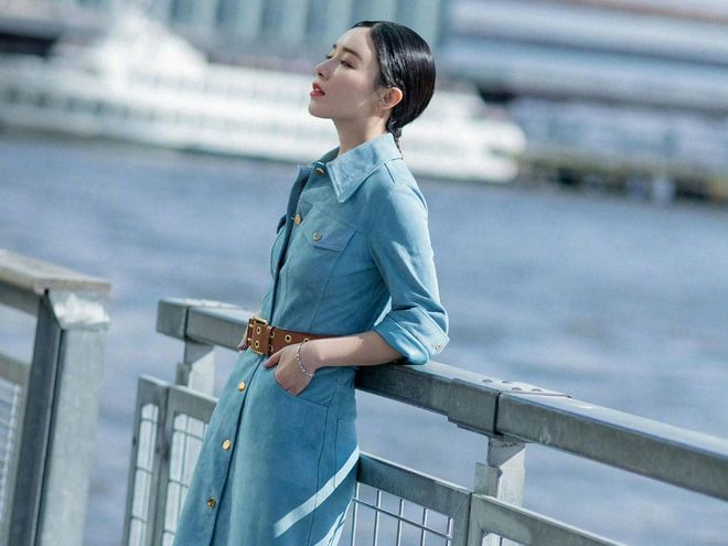 阚清子把“复古工装风”穿活了！雾霾蓝配金扣，温柔又飒爽