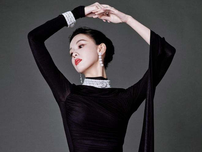 陈都灵把“东方清冷感”穿活了！这组黑裙照太适合普通人借鉴