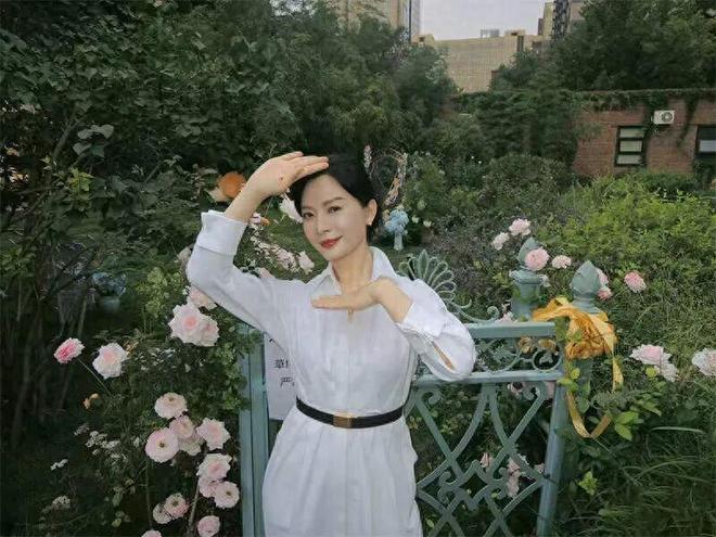 被陈数的春天穿搭惊艳了：巧配色，选对款，基础款也能穿出高级感