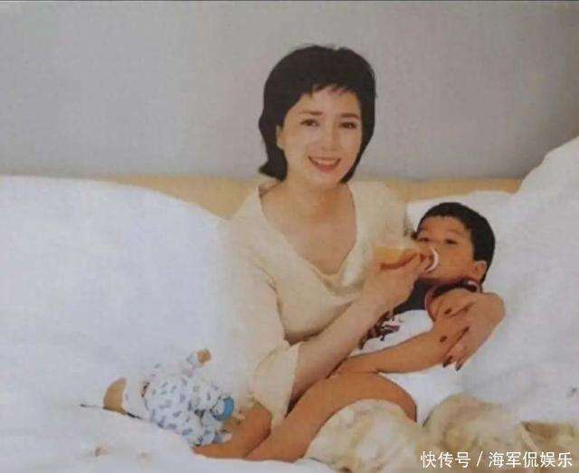 许何只叫何晴一个人为妈妈，管张澍叫澍妈妈，称自己的偶像是爸妈