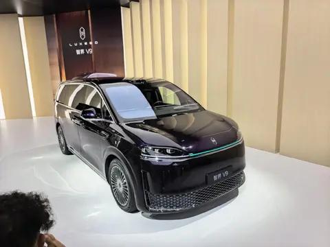 智界V9实车！5359mm大块头，二排座椅能旋转，鸿蒙旗舰MPV来了