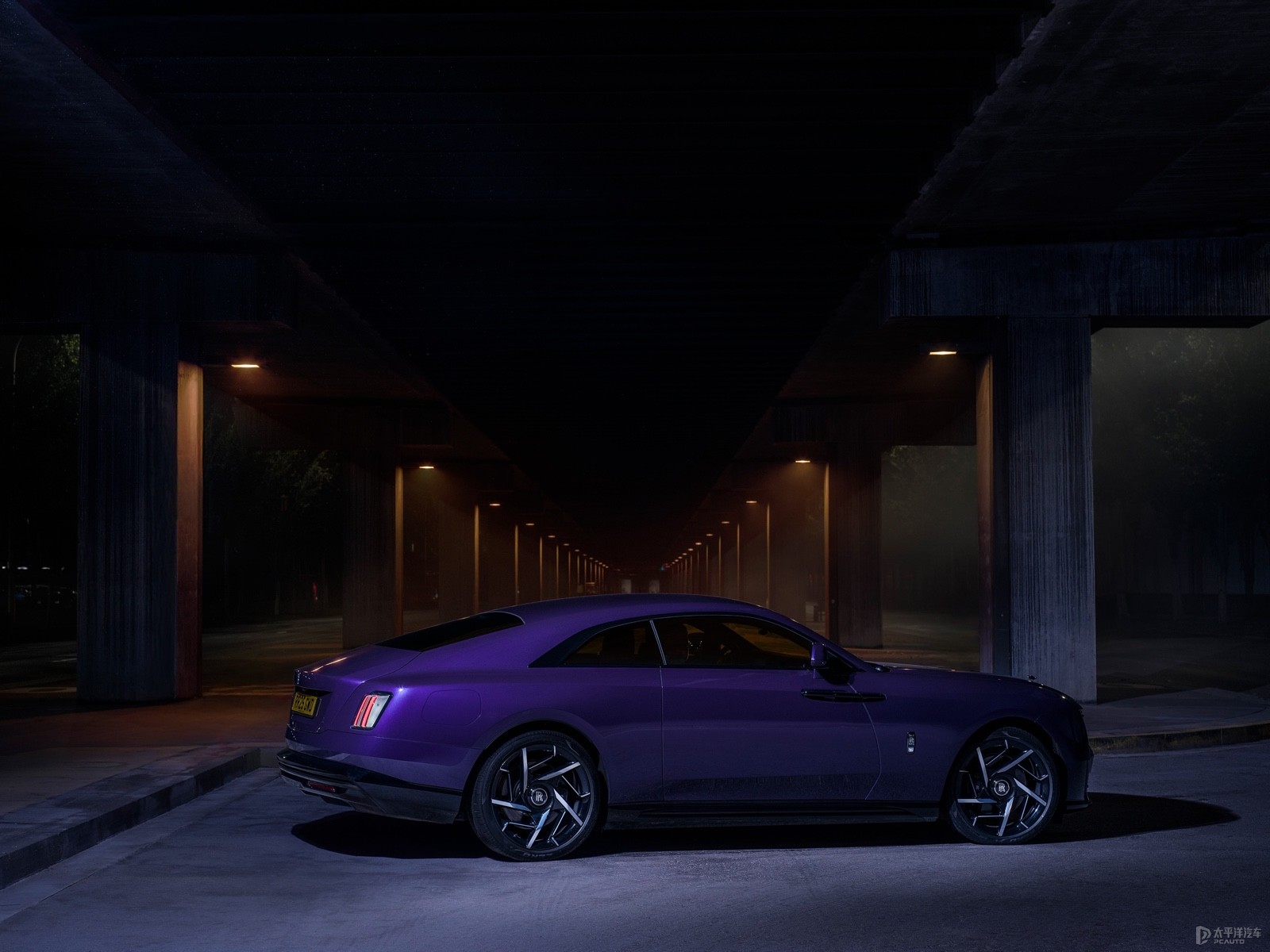 劳斯莱斯闪灵纯电轿跑深度测评:奢华与性能的融合