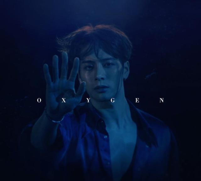 王嘉尔深夜PO出童年萌照祝妈妈生日快乐,感谢妈妈为他付出的一切