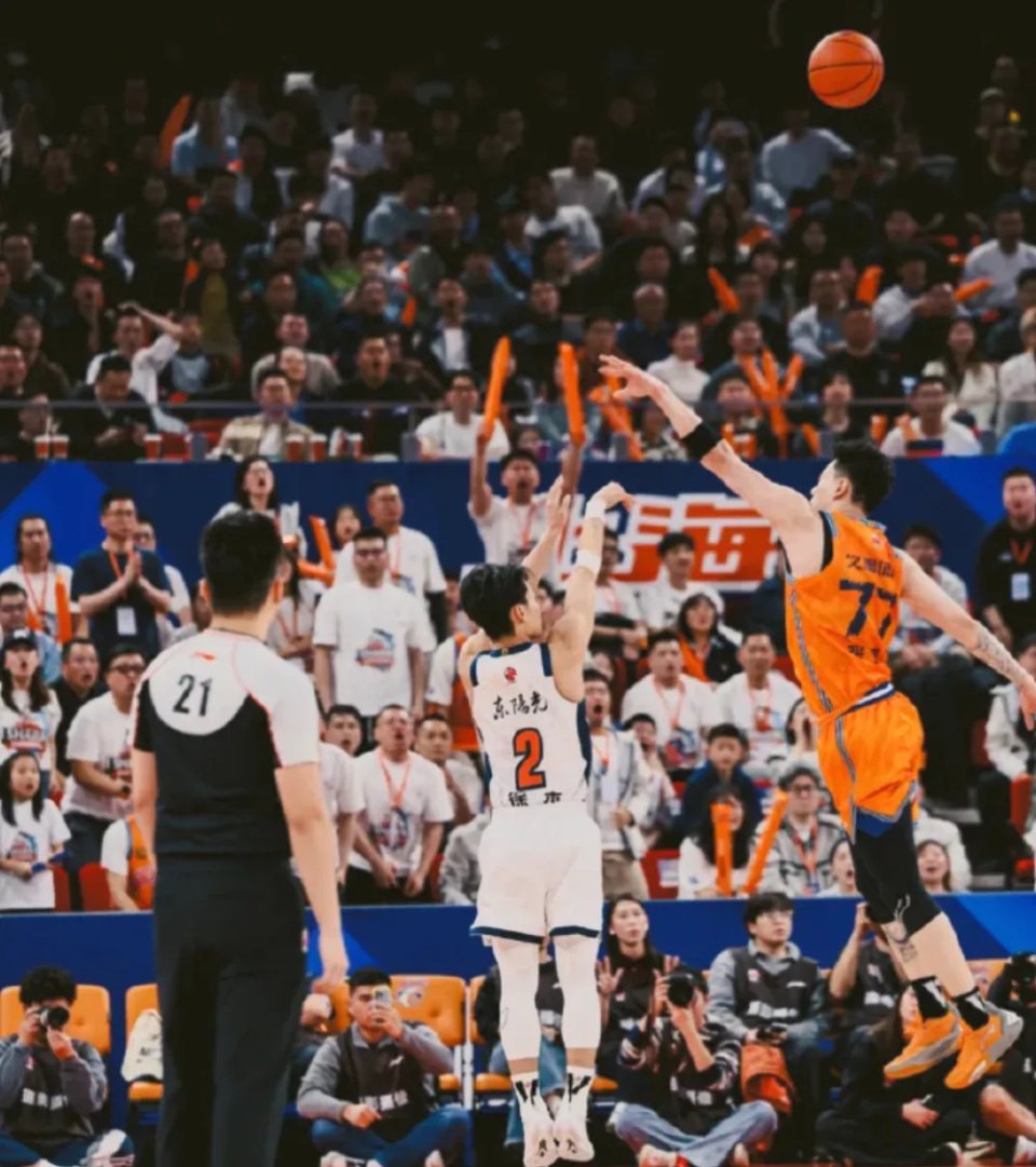 14分1篮板！被喊全场“晚安”，徐杰怒怼球迷！最拼的人，却输得最惨