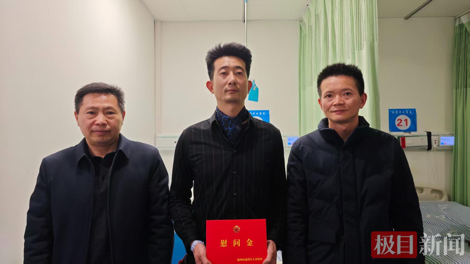 没有任何防护，三名退役军人勇闯火海救人