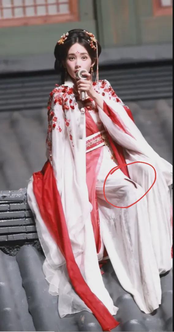 李一桐拍戏现场，蜈蚣钻进衣服，李一桐可爱表情好搞笑