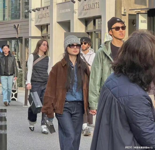 阮经天和女友十指紧扣逛街，相差20岁女美男帅，颜值在线！