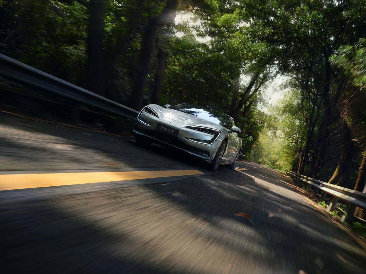 5.3 米旗舰的“反物理”开场，仰望U7让千匹马力变“随手可控”