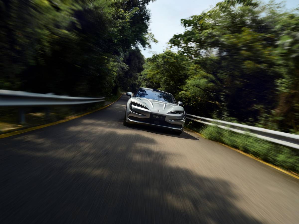 5.3米旗舰的“反物理”开场，仰望U7让千匹马力变“随手可控”