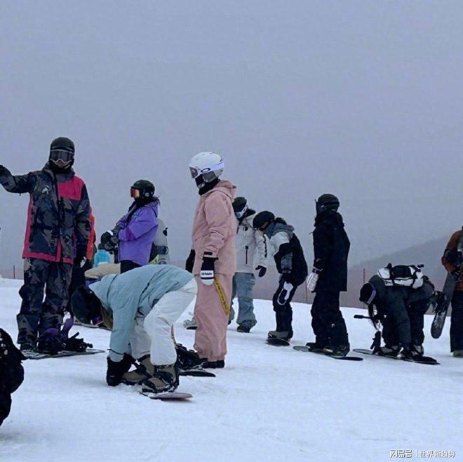 网友偶遇贾玲张小斐崇礼滑雪，求合照被婉拒