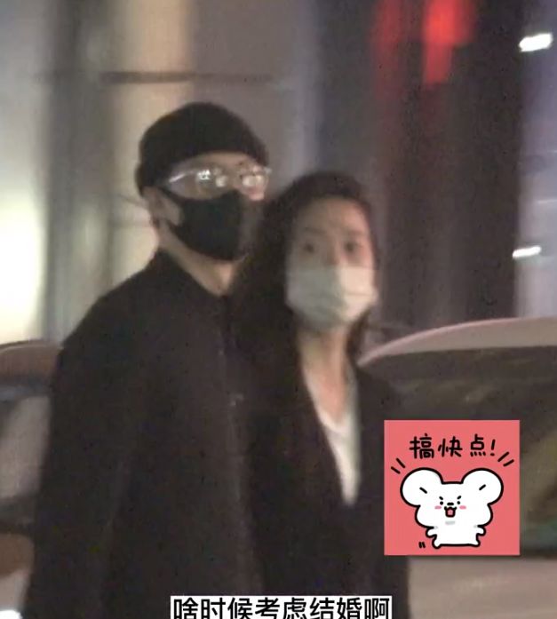 黄轩与女友低调逛街！穿情侣装秀恩爱，过马路牵手十指紧扣显甜蜜