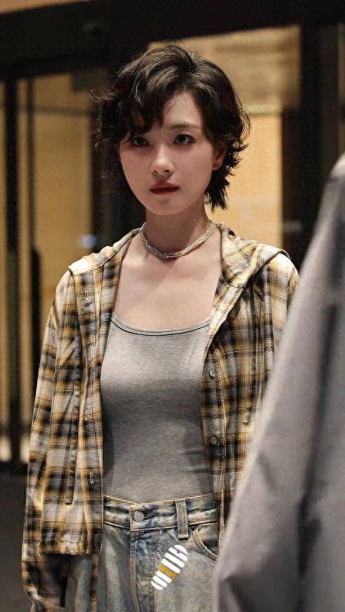 万茜现身线下活动,牛仔裤配高跟鞋脸清纯,网友:中年女人天花板