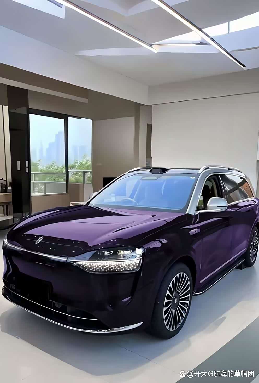 问界M9银境紫惊艳亮相!六层喷涂工艺打造会变色的豪车