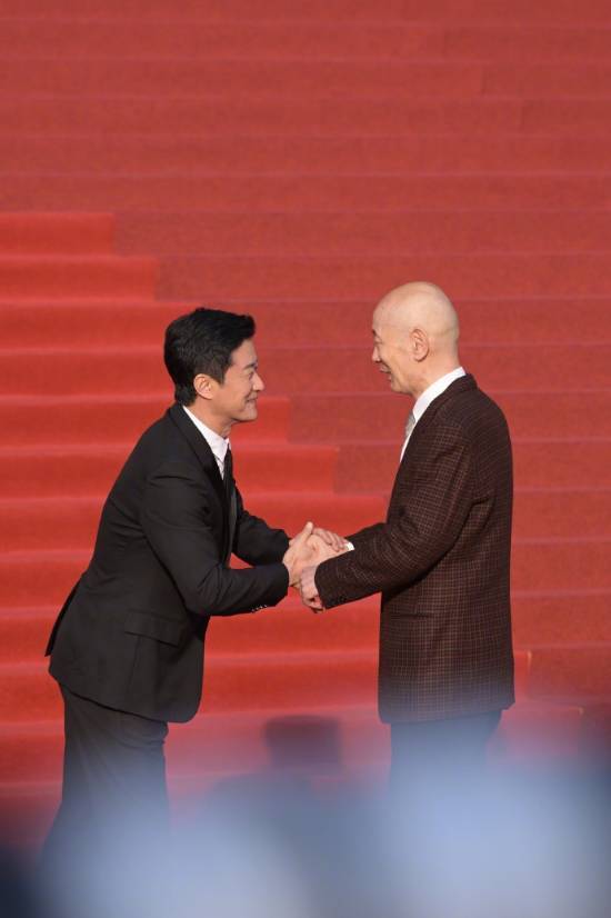 吴京葛优红毯拥抱 两代电影人的惺惺相惜