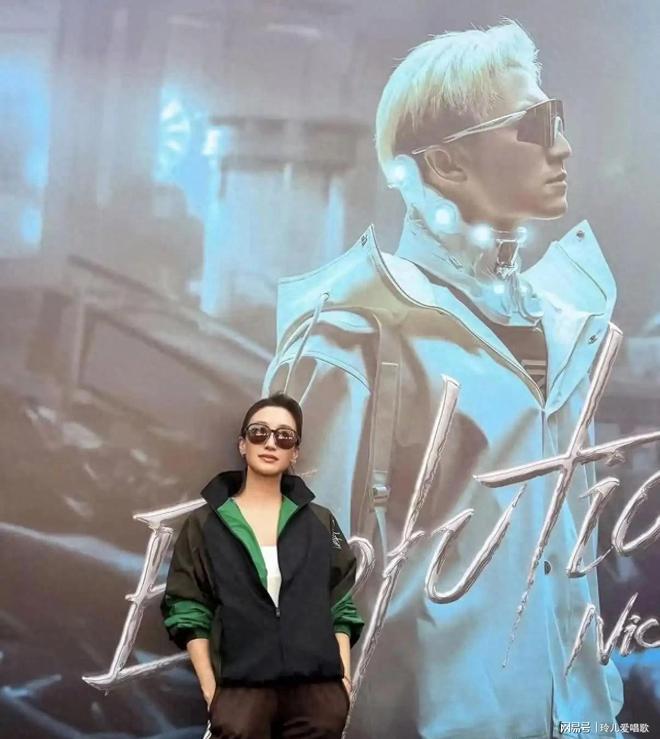 谢婷婷带7岁女儿追星舅舅，坐普通席，挥荧光棒，燃爆了