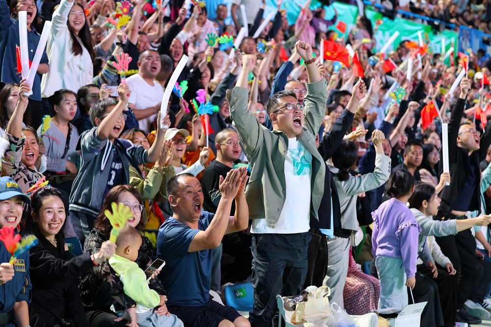 图为“恩BA”比赛现场，观众呐喊助威。新华网发（张远明摄）