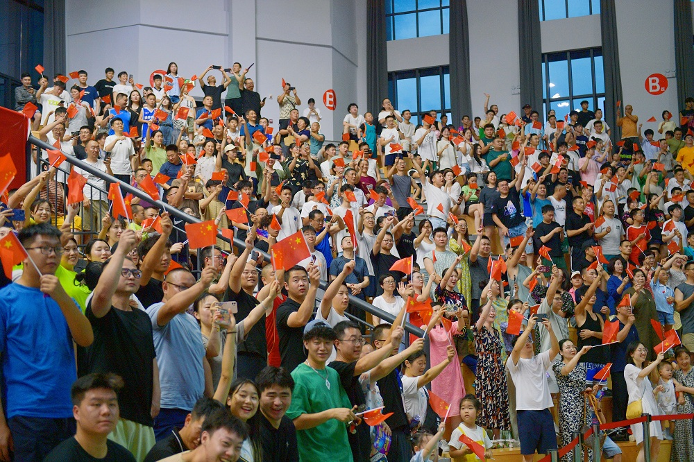 图为助威观众。新华网发（段向一摄）