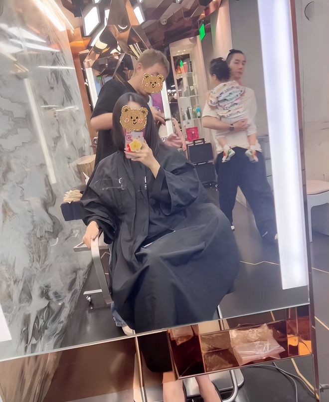 戚薇一家被偶遇，李承铉单手抱娃超酷！