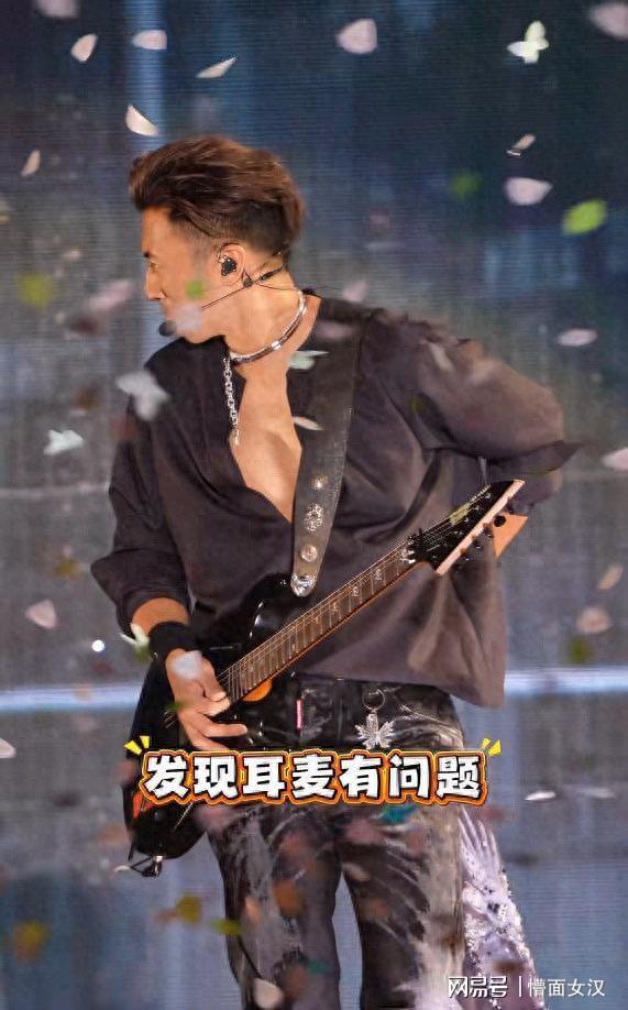 谢霆锋深圳演唱会杀疯了!设备故障怒摘耳麦直接甩飞