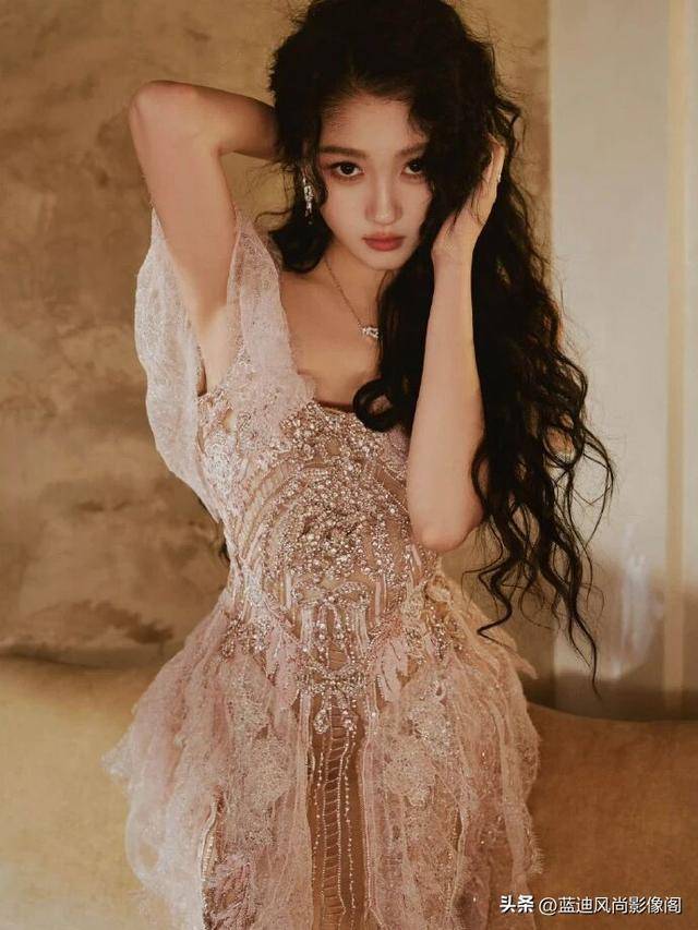 关晓彤微博之夜：ES高定+复古卷发，把华丽穿成松弛贵气