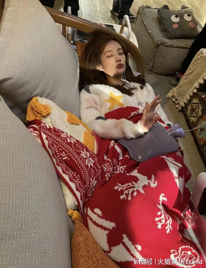 李一桐晒拍戏现场真实照片，明星拍戏也很辛苦啊