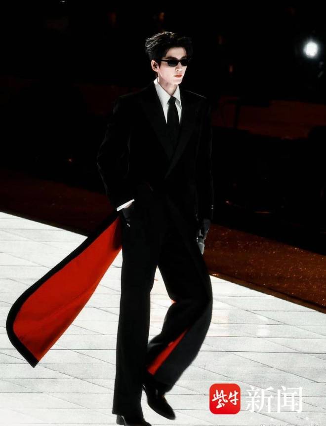 张凌赫走走走刷屏,40秒走秀引爆跨年夜