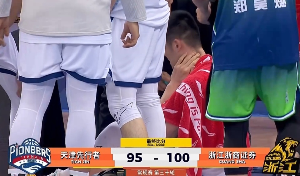 末节险受伤吓坏王博！胡金秋15中13轰32分刷新赛季新高