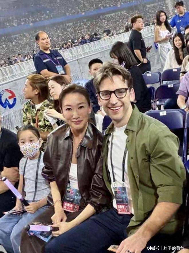 谢婷婷全家现身谢霆锋演唱会，不坐贵宾席，海报合影一脸骄傲