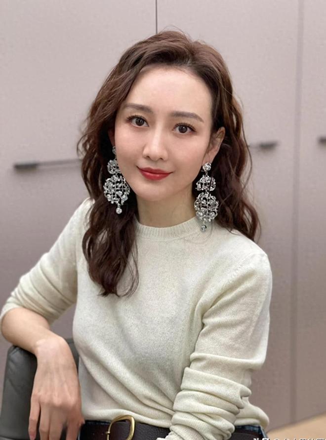 44岁王鸥自曝单身，为赚钱养2岁女儿一年拍6部戏，还转行去卖衣服