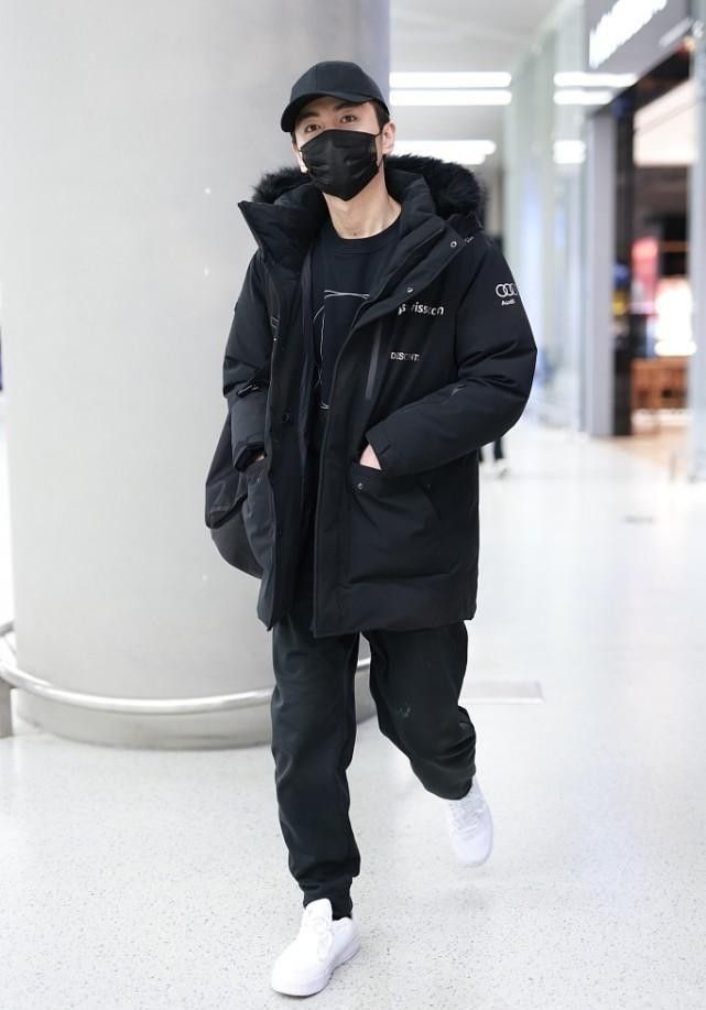 陈晓穿黑色真潇洒，棉服配黑色T恤简约清爽，少年感仍挺足