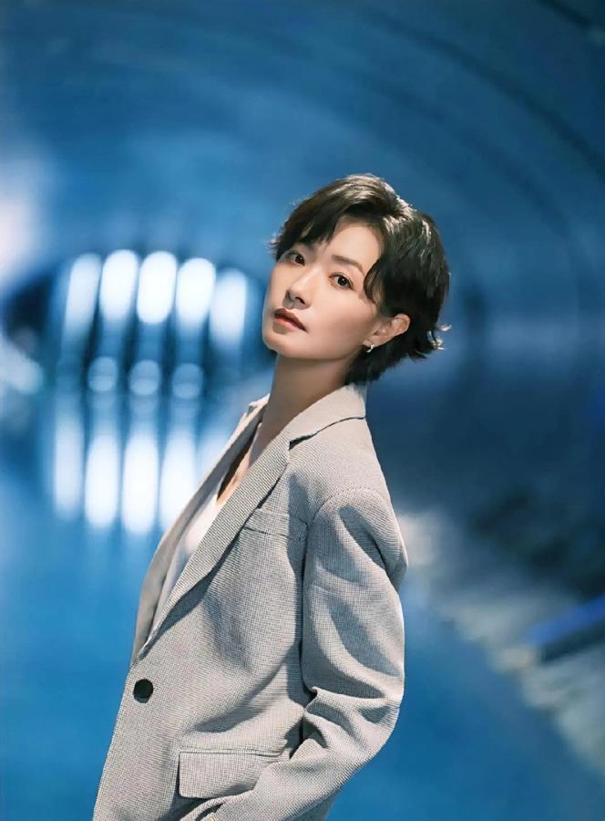 娱乐圈里有一种丈夫,叫“万茜的丈夫”。他不在聚光灯下,却总在妻子的生活里