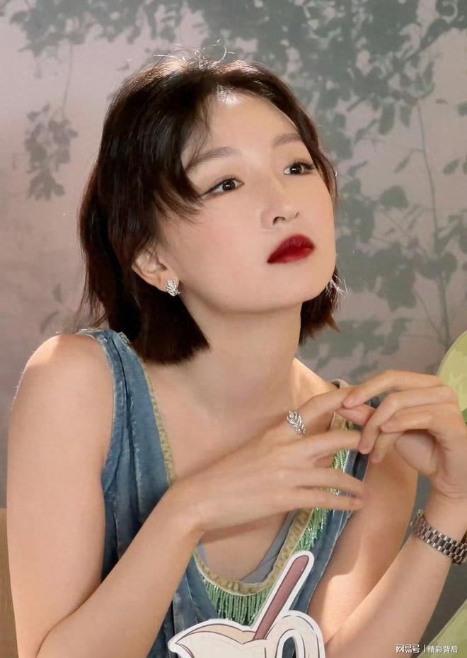 “三金影后”周冬雨不穿高定反被夸，蓝色丝绒长裙自花几百淘来的