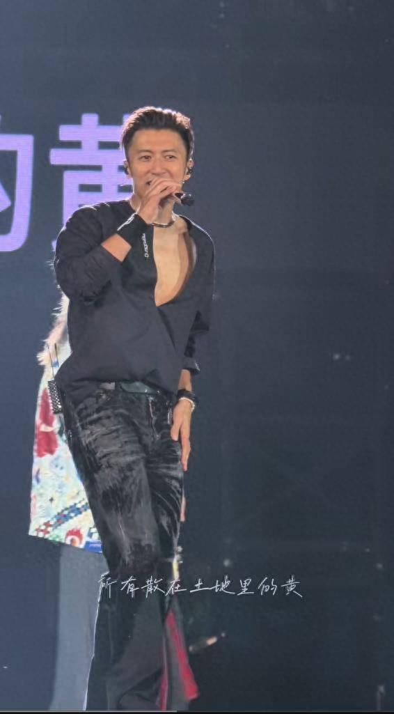 谢霆锋演唱会夯爆了!设备故障怒摘耳麦,全场6万人看他3秒救场