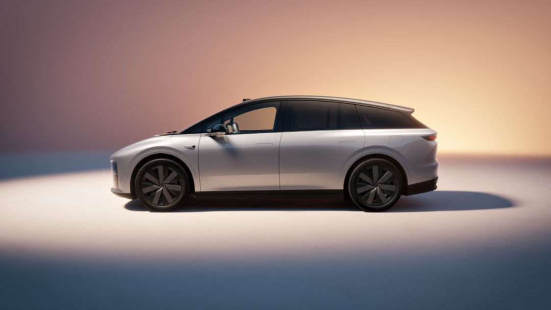 面对首次年度销量下滑，理想汽车开出“两方药”_《财经》客户端