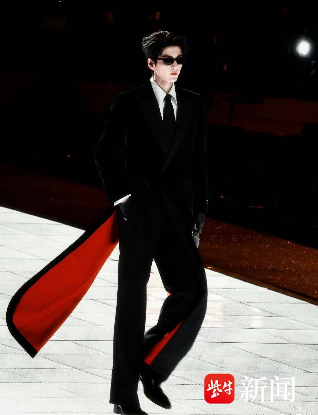 张凌赫走走走刷屏，40秒走秀引爆跨年夜