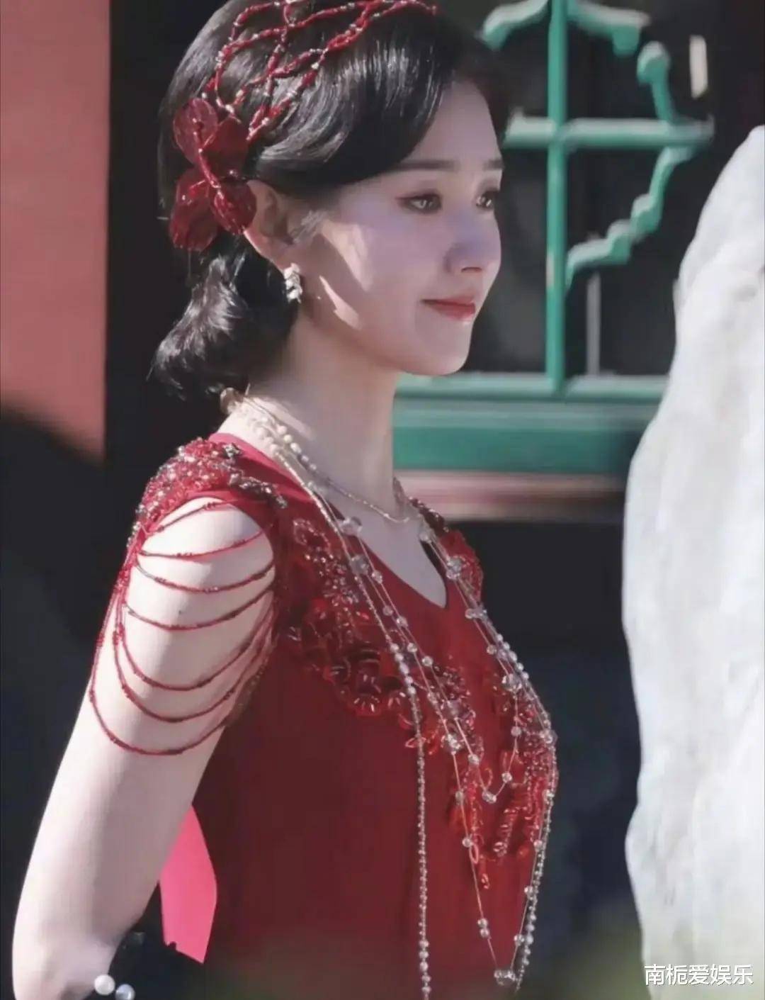 郭宇欣《玉簟秋》红衣造型惊艳出圈,与徐若晗白旗袍形成绝美对比!