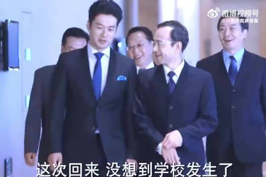 应晖绅士风度获赞，何以琛相形见绌