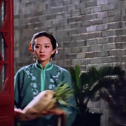 成龙邀梅艳芳演小妈引不满，31岁给40岁成龙当妈落差大