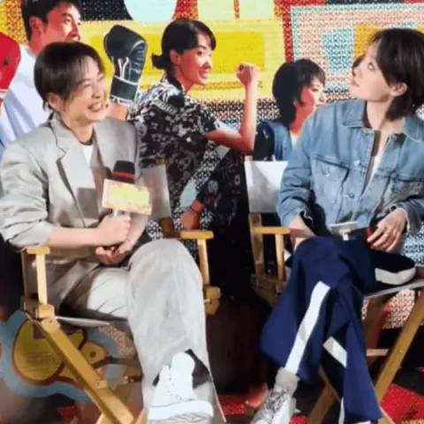 说道绝代双姝就不能不提我们张小斐和导演姐姐，是不可替代的姐妹