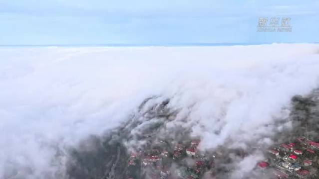 庐山现磅礴瀑布云景观，云涛浩荡淹没山峦