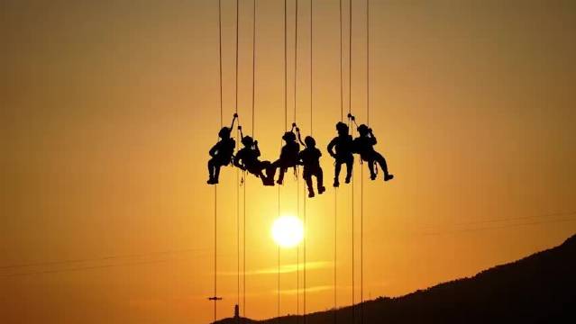 重庆消防员百米高空搭建救援通道演练