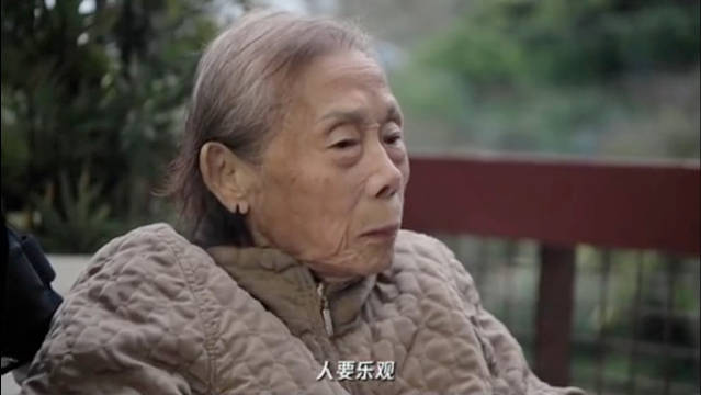 谷爱凌骨折获奶奶轮椅鼓励，乐观心态引热议