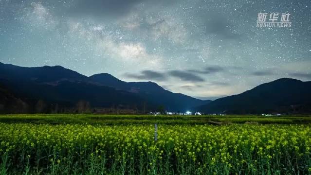 云南洱源春夜星轨与花海同框，魏大勋献唱祖国美景