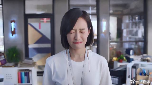 贺繁星来到公司，看见元宋紧张坏了，脸都僵了