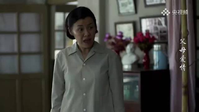 父母爱情：老丁在屋里挂安杰的画像，江德福大骂其不要脸，居然惦记自己的嫂子