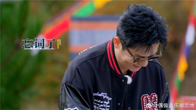 李晨上秒还自信唱歌词 不料出口就错了，自己都憋不住笑！