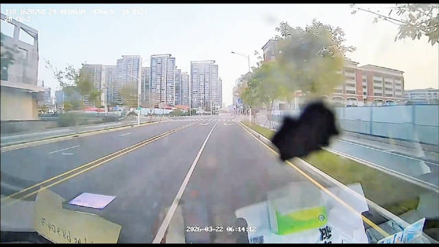 厦门出租车司机低头看手机遭指责，疯狂别车致事故