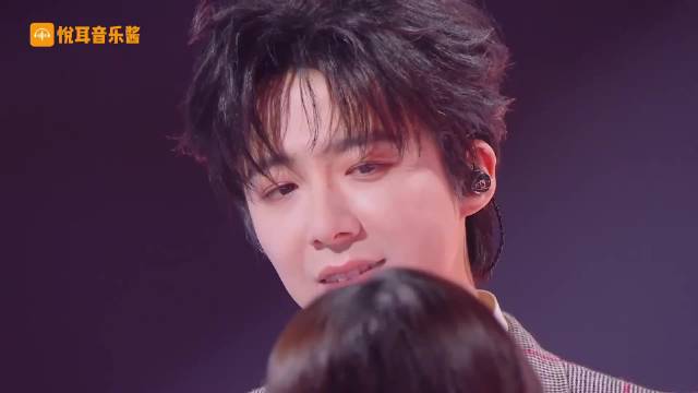 “假唱”的天塌了！天赐声音现场播放无伴奏原声，网友：当众打脸